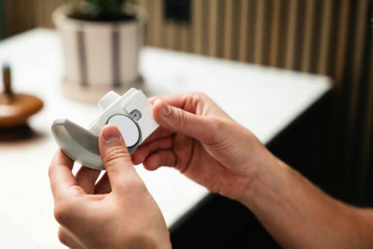 Person holding asthma inhaler device. Photo: Pexels